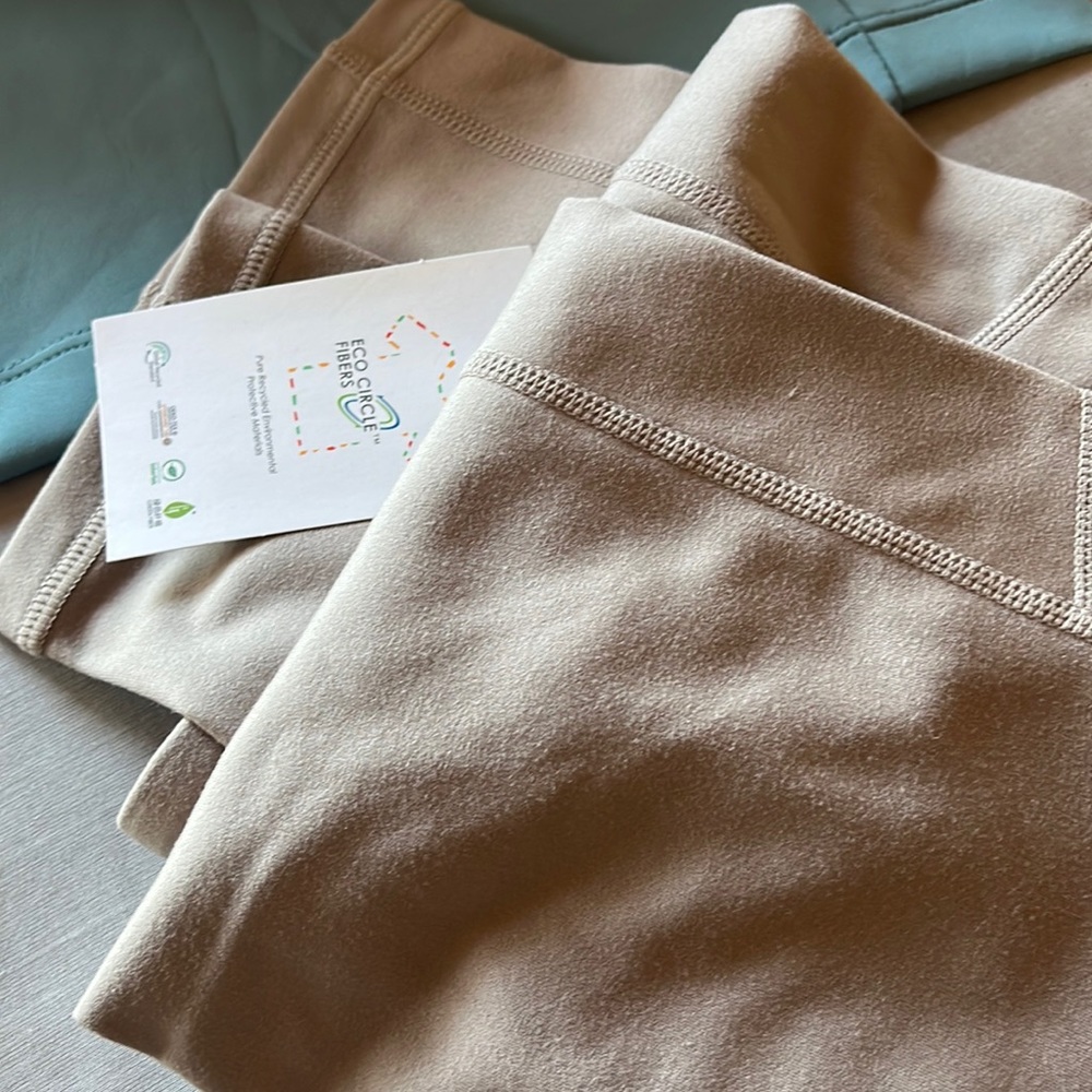 BOUTIQUE LEGGINGS w side pockets! Mushroom color. Super cute and soft comfy. S/M